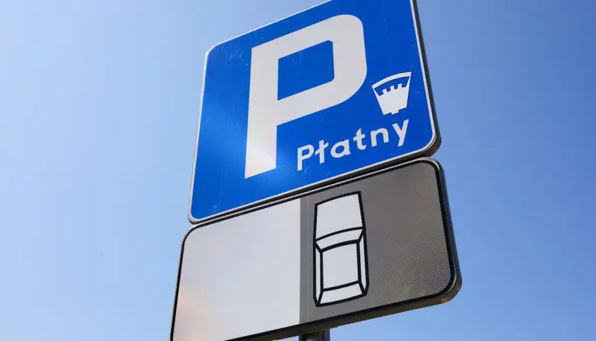 Znak Płatny. Tylko dla tych, kto nie musi płacić za parkowanie, bo to strefa dla pojazdów uprzywilejowanych.