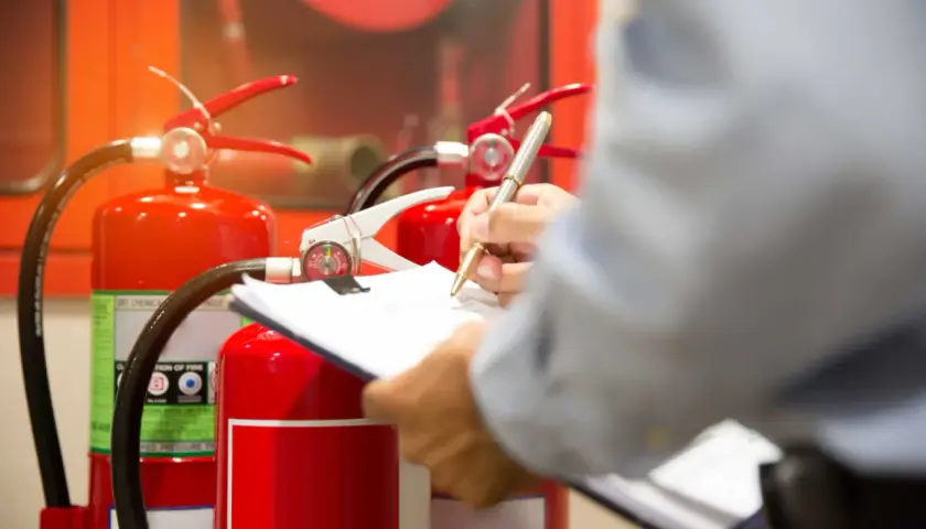 Inspekcja gaśnic. Kiedy wymagana jest instrukcja bezpieczeństwa pożarowego? Dokumentacja przeglądu sprzętu przeciwpożarowego.