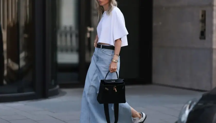Stylowa spódnica jeansowa maxi, biały crop top i sneakersy – idealne spódnica jeansowa stylizacje do pracy.