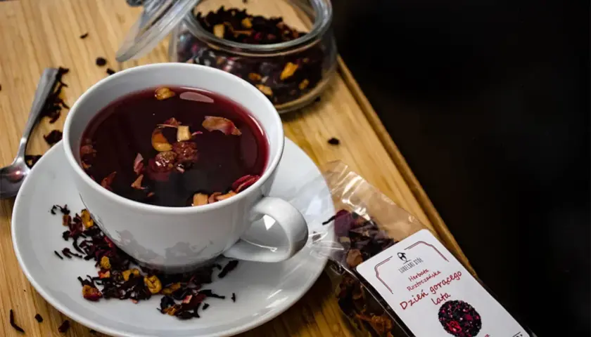 Aromatyczna herbata owocowa w filiżance. Zastanawiasz się, ile kcal ma herbata owocowa? Ta z pewnością jest niskokaloryczna!