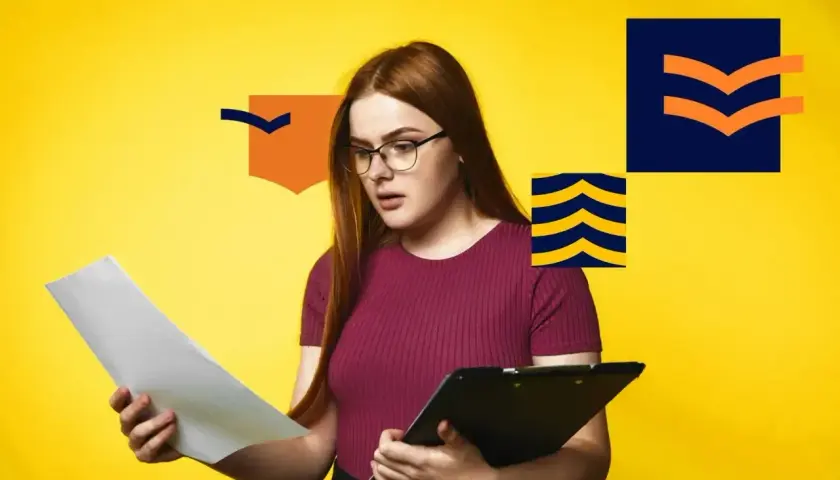 Kobieta w okularach trzyma dokumenty i tablicę, obok grafiki z pomarańczowymi i granatowymi elementami.