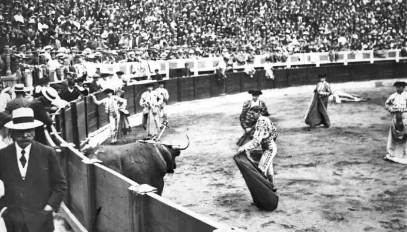 El toro que mató a Joselito el Gallo en la plaza, con público y toreros.