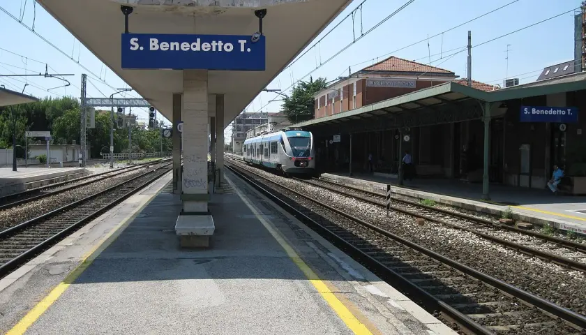 Stazione di San Benedetto del Tronto, con un treno in arrivo. Un viaggio da Rieti a San Benedetto del Tronto.