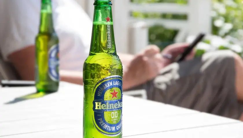 Chłodne piwo Heineken 0.0 na stole. Zastanawiasz się, ile kalorii ma piwo? To piwo bezalkoholowe ma ich niewiele.