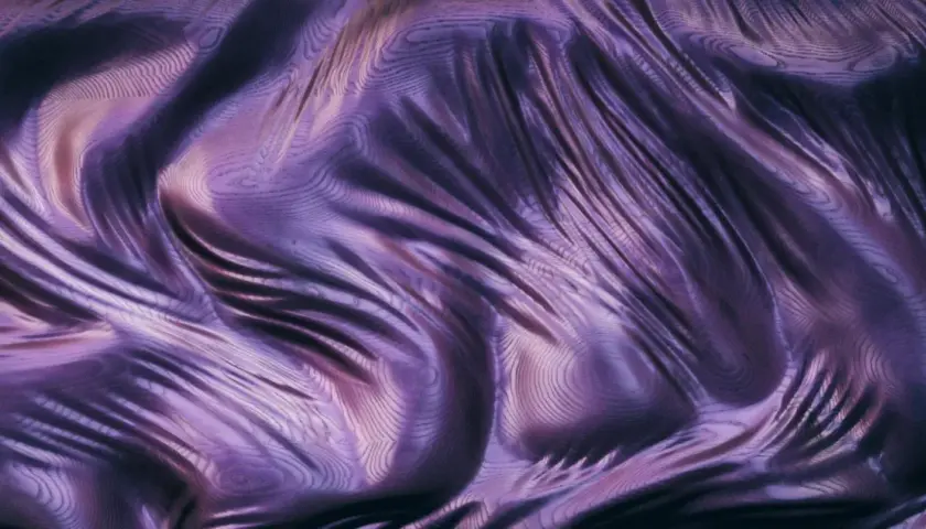 Texture abstraite violette irisée et métallique avec des ondulations et des reflets.