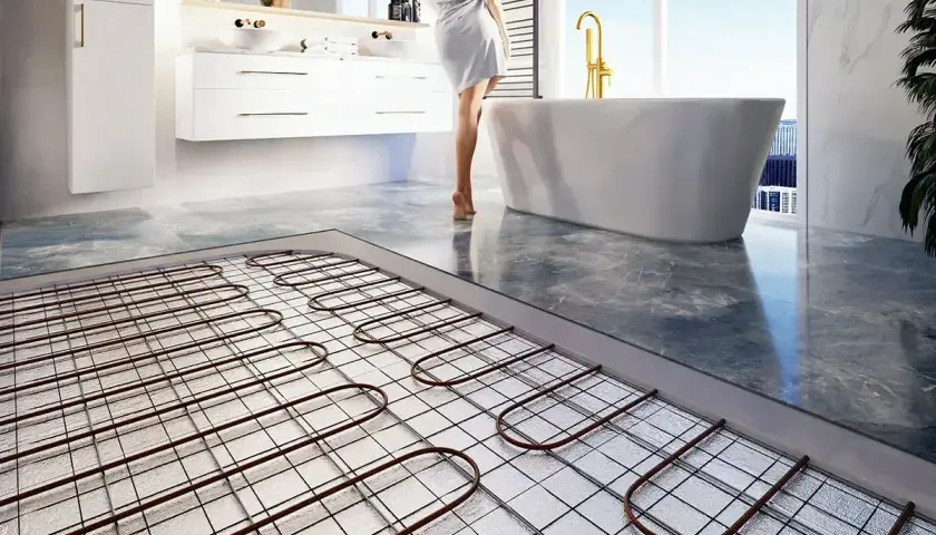 Instalacja ogrzewania podłogowego elektrycznego w łazience. Zastanawiasz się nad ogrzewanie podłogowe elektryczne koszty miesięczne? To rozwiązanie zapewni komfort i ciepło.