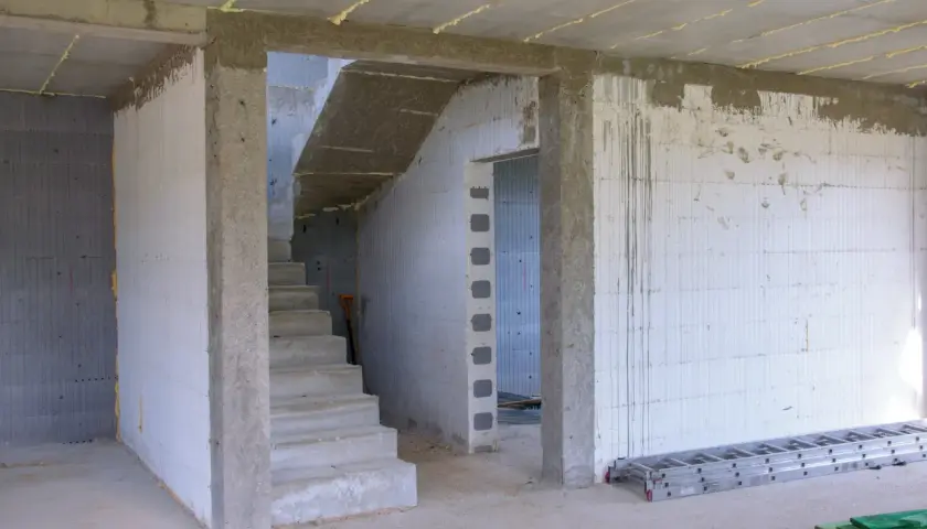 Budowa domu: betonowe schody, ściany z bloczków, otwór pod drzwi 80 z ościeżnicą stałą, drabina.
