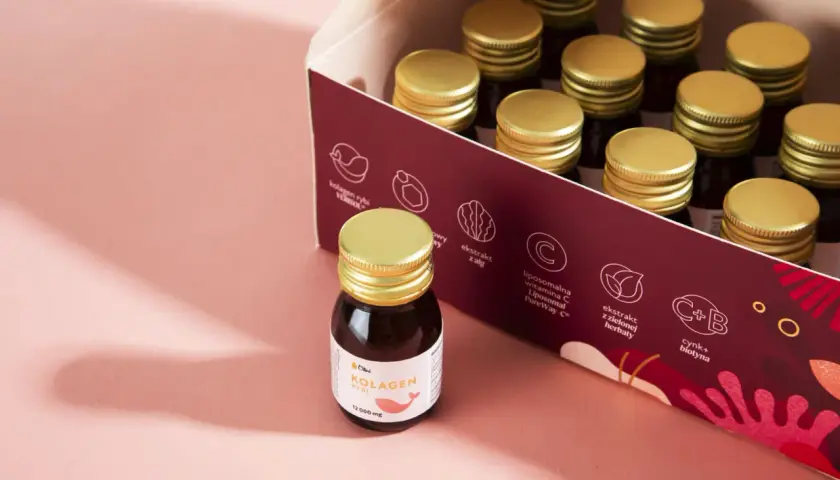 Pudełko z ampułkami kolagenu rybiego. Zastanawiasz się, jaki kolagen wybrać na zmarszczki? Ten produkt zawiera kolagen rybi, witaminę C i cynk.