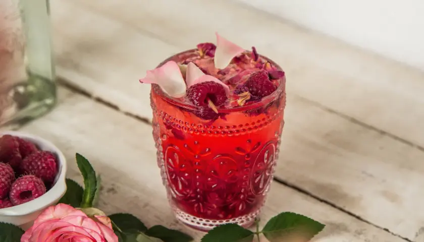Pyszne drinki z syropem malinowym, które zaskoczą Twoich gości