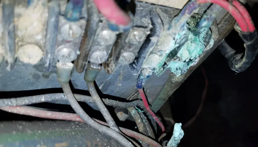 Fili elettrici con forte ossidazione verde e bianca. Un esempio di come pulire contatti ossidati fai da te, mostrando il problema prima dell'intervento.