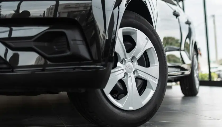 Zbliżenie na koło Dacia Duster, pokazujące rozmiar opon i felgi.