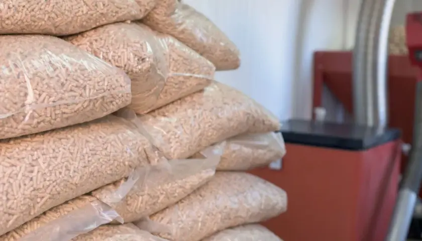 Stos worków pelletu drzewnego. Typowo tona pelletu to ok. 66 worków po 15 kg.