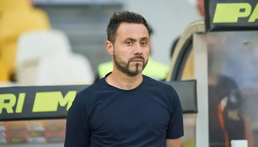 Trainer De Zerbi, bekannt für seine innovative Taktik, blickt konzentriert auf das Spielfeld.