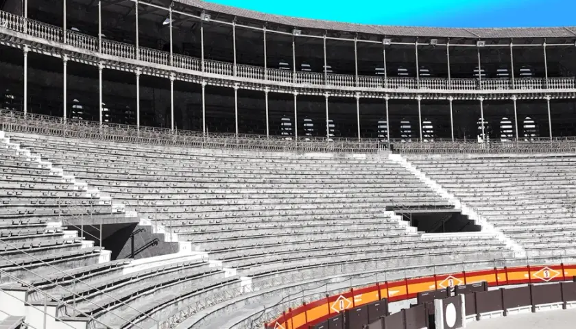 Gradas vacías de la plaza de toros de Alicante, listas para recibir a su aforo.