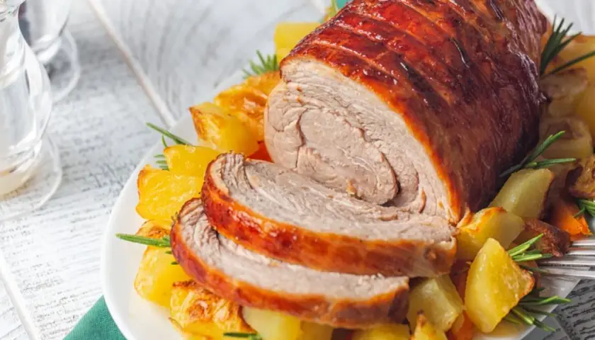 Arrosto succulento con patate al forno e rosmarino, un piatto perfetto per secondi di carne sfiziosi al forno.