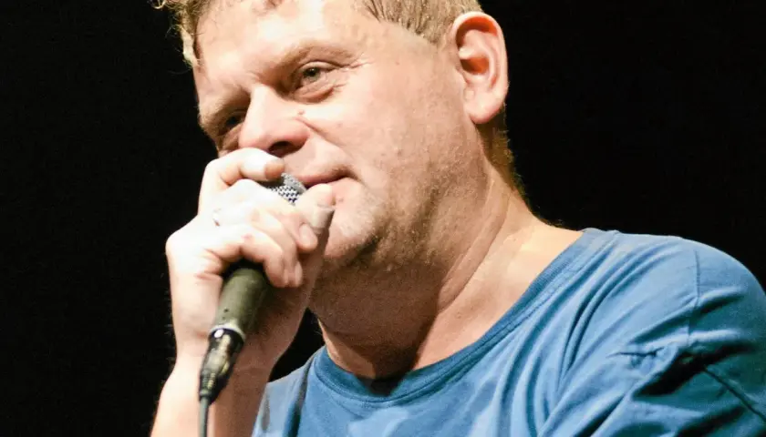 Kazik Staszewski śpiewa, trzymając mikrofon. Jego utwory to klasyka polskiego rocka.