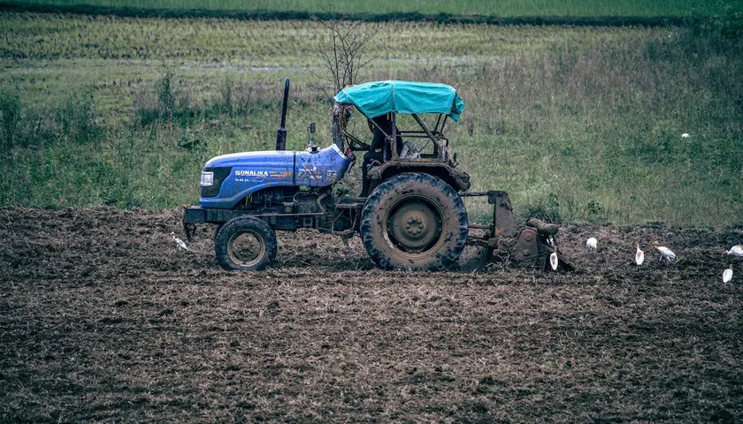 Jaki traktor ciągnik kupić? Poradnik dla rolników