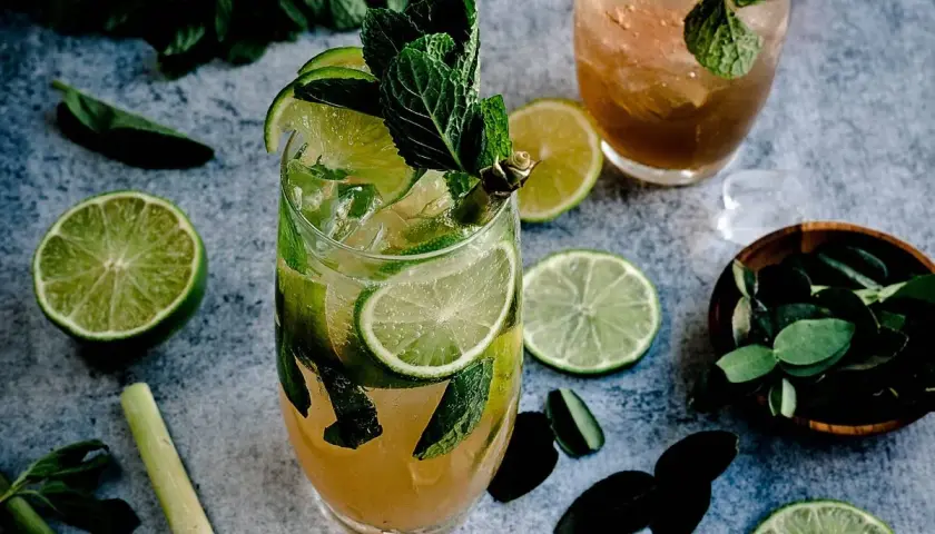 Grant's Tropical Fiesta: orzeźwiający drink z limonką i miętą. Idealny na upalne dni, świetnie smakuje z rumem lub ginem.