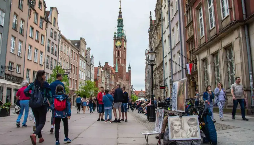Spacerem po Długiej w Gdańsku, podziwiając zabytkową architekturę i wieżę Ratusza Głównego Miasta.