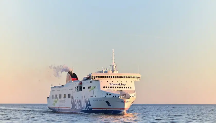 Duży prom Stena Line płynie po spokojnym morzu. Czy na promie sprawdzają walizki?