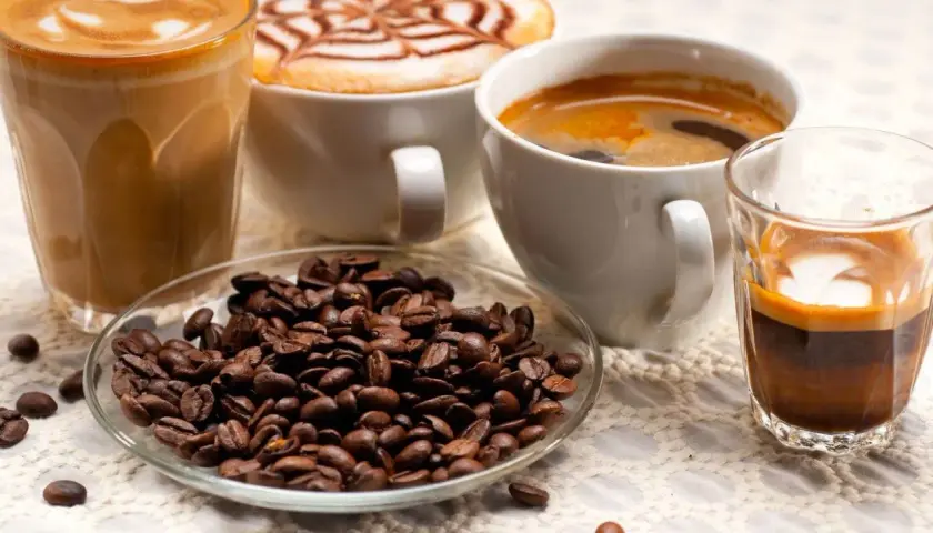Kawa z mlekiem, espresso i ziarna kawy. Czy kawa z mlekiem tuczy? Zależy od dodatków!