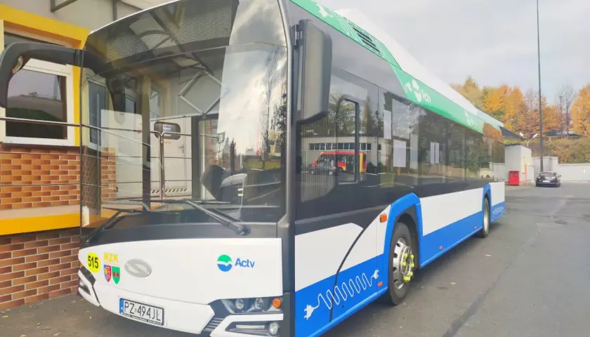 Nowoczesne autobusy elektryczne z napisem Actv i symbolem wtyczki.