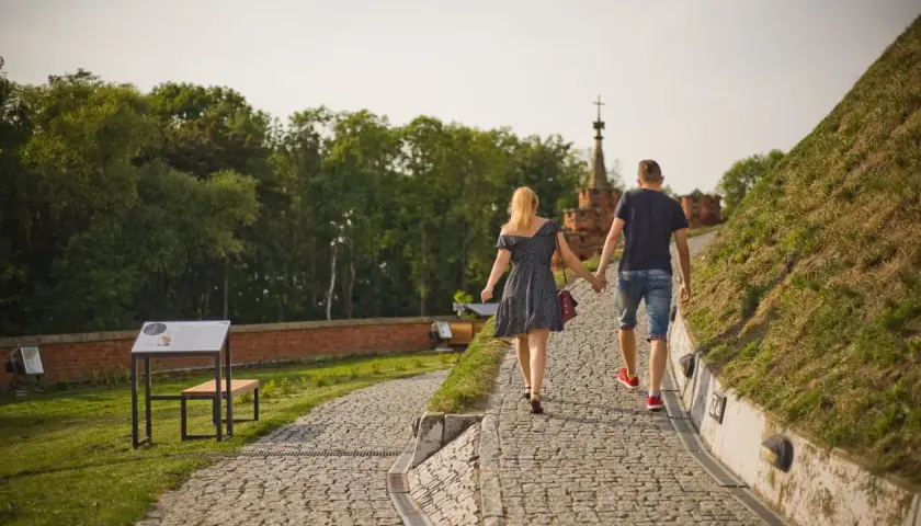 Para idzie ścieżką na Kopiec Kościuszki. Ile się wchodzi, zależy od kondycji, ale widok wynagradza wysiłek.