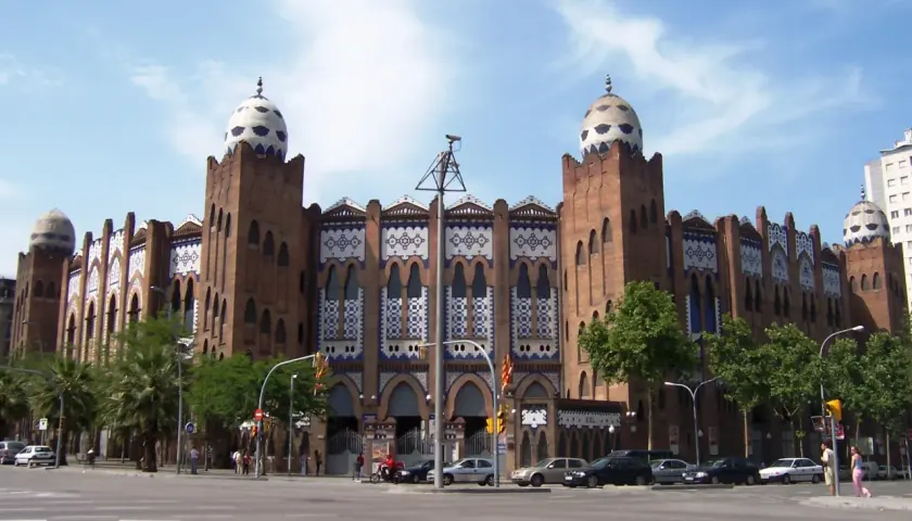 Las plazas de toros en Barcelona, como la Monumental, lucen su arquitectura de ladrillo y cúpulas decoradas.