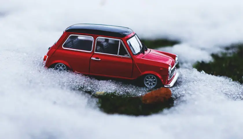 Mini Cooper 1.6 120 cv atascado en la nieve. Parece que este pequeño coche tiene problemas para avanzar en el invierno.