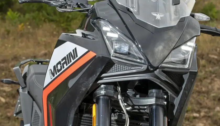 Detalle frontal de la moto Moto Morini X-Cape 650, con su distintivo logo y líneas deportivas. Se aprecian sus faros LED y la horquilla, sin mostrar problemas evidentes.