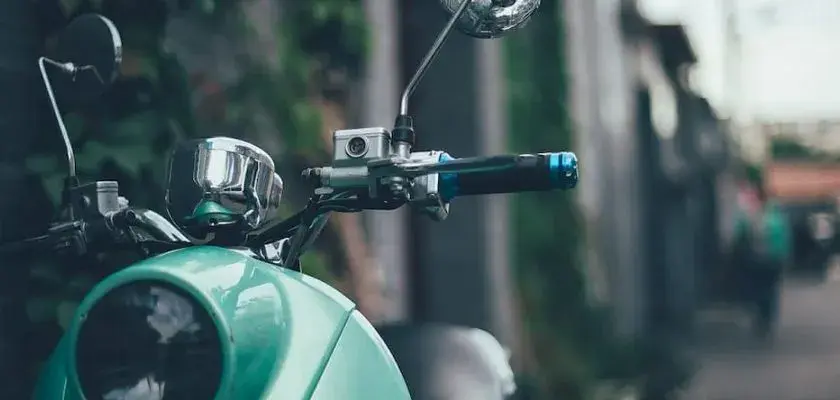 Ile kosztuje ubezpieczenie motoroweru? Sprawdź, co wpływa na cenę