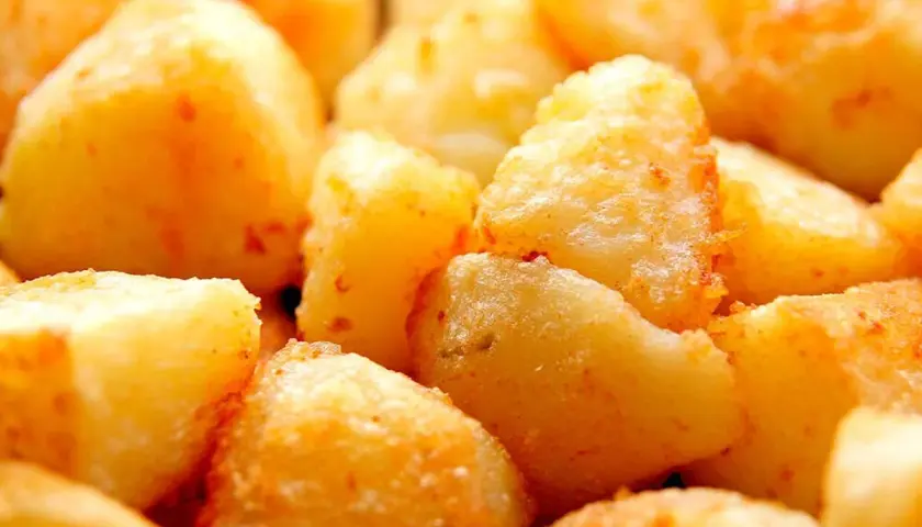 Patatas fritas doradas y crujientes, listas para disfrutar.