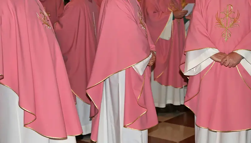 Kolor szat liturgicznych w adwencie: co oznaczają fiolet i różowy
