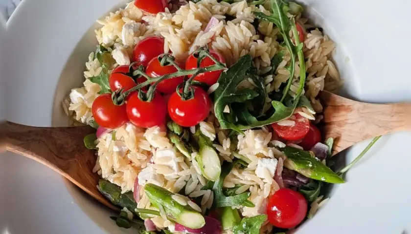 Leckerer Nudelsalat mit Spargel, Kirschtomaten, Feta und Rucola. Ein frischer Genuss!
