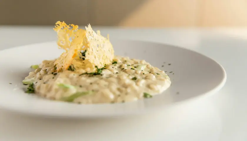 Un crémeux risotto garni d'une tuile de fromage croustillante. Un délice pour un repas fromage fondu.
