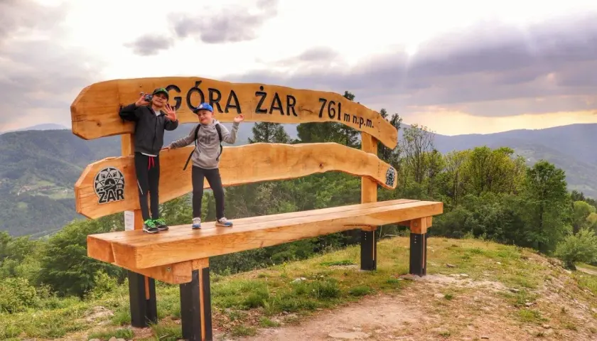Dzieci cieszą się widokiem na Beskidy z Góry Żar.