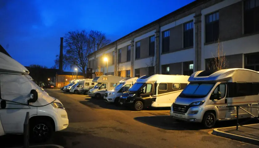 Aire camping-car Strasbourg marché de Noël : plusieurs camping-cars stationnés le soir, prêts pour la visite des marchés de Noël.