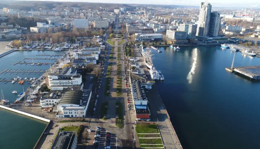 Skwer Kościuszki w Gdyni: widok z lotu ptaka na marinę, statki, nowoczesne budynki i promenadę. Atrakcje miasta w pełnej krasie.
