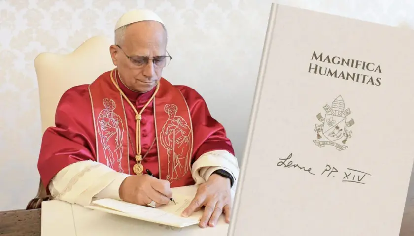 Papież w czerwonej szacie pisze, a obok księga "Magnifica Humanitas". Jego sumienie kieruje pióro.
