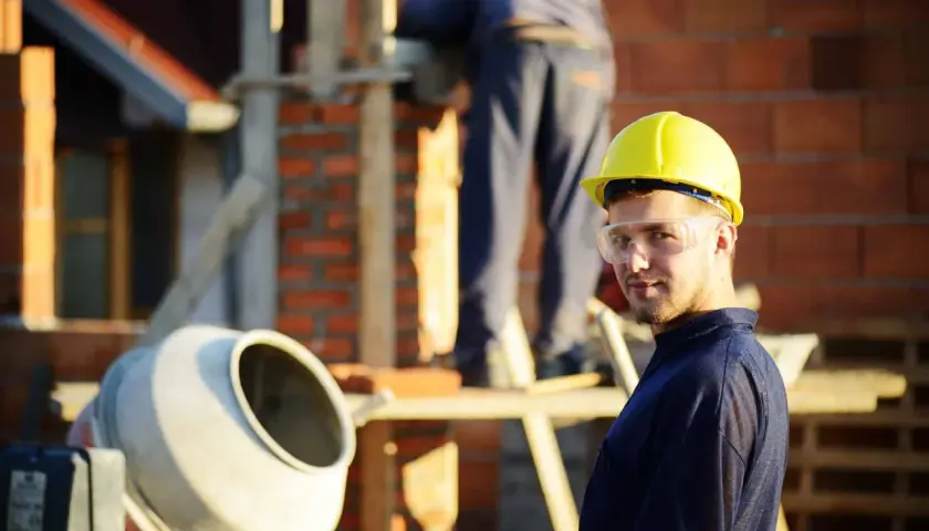 Ile betonu z betoniarki 150 litrów? Praktyczne zastosowania i porady