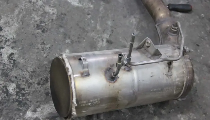 Filtr DPF z Opla Insignia z widocznymi rurkami i mocowaniami.