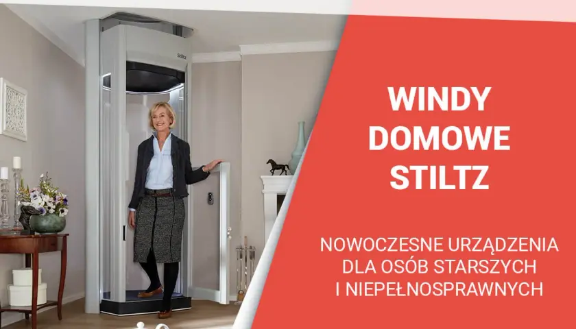 Uśmiechnięta kobieta obok nowoczesnej windy domowej Stiltz. To rozwiązanie ułatwia życie osobom starszym i niepełnosprawnym.