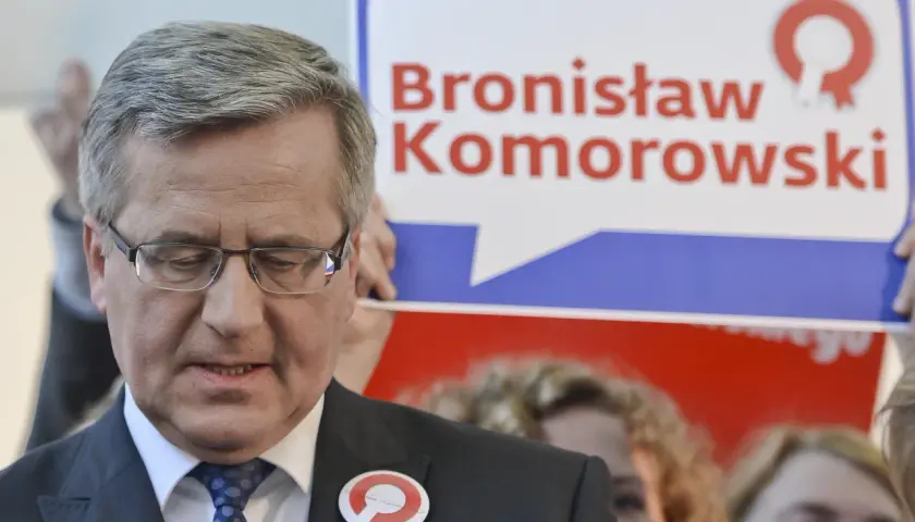 Bronisław Komorowski z plakietką i transparentem. Fani spekulują, dlaczego wraca do polityki.