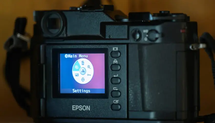 Tył aparatu Epson RD1 z menu ustawień na ekranie.