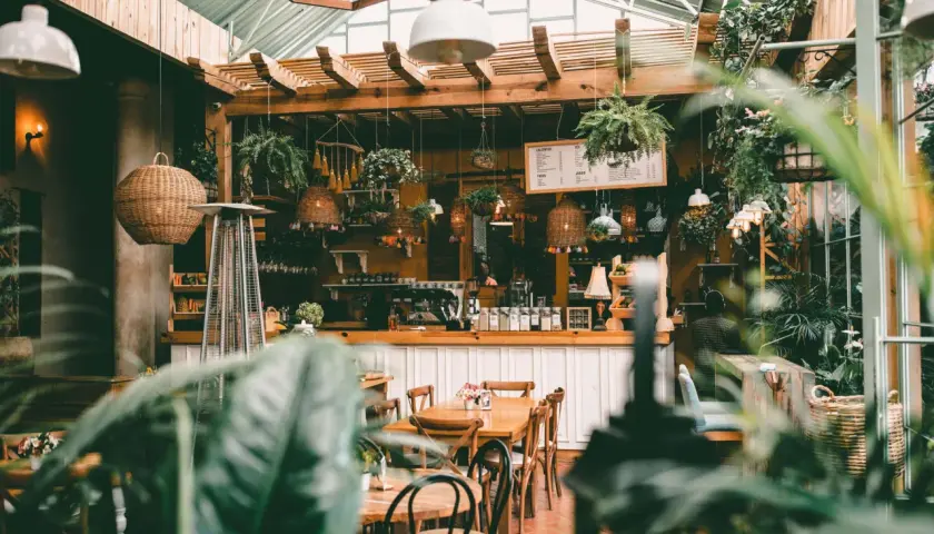 Gdzie na obiad w Warszawie: odkryj najlepsze restauracje i ceny