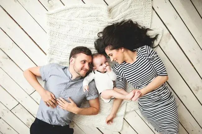 Samotna i chcesz dziecko? In vitro, adopcja, co-parenting przewodnik