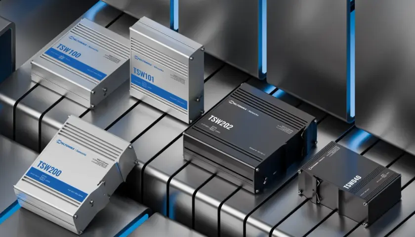 Plusieurs switchs Teltonika, des composants essentiels pour un switch coeur de réseau, sont présentés sur une surface métallique futuriste.