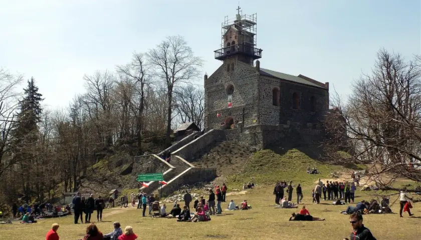 Góra Ślęża skrywa tajemnice. Kamienna świątynia na szczycie, schody i tłumy turystów odkrywających uroki tego miejsca.