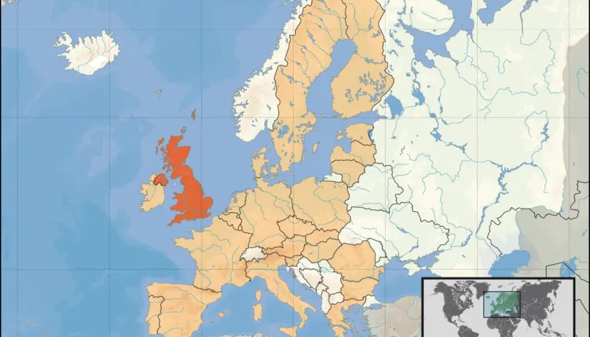 Mapa Europy z zaznaczoną Wielką Brytanią na pomarańczowo. Odpowiedź na pytanie: czy Wielka Brytania jest w Europie.