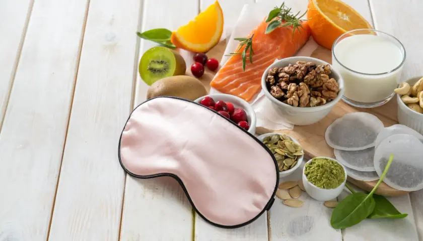 Gesunder Schlaf: Schlafmaske, Lachs, Nüsse, Beeren, Kiwi, Orange, Milch und Tee für erholsame Nächte.